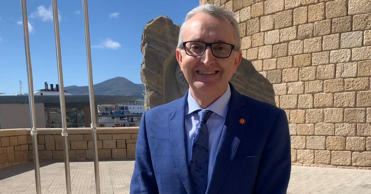 Tasende, en el monolito dedicado al general Sherlock, en Melilla