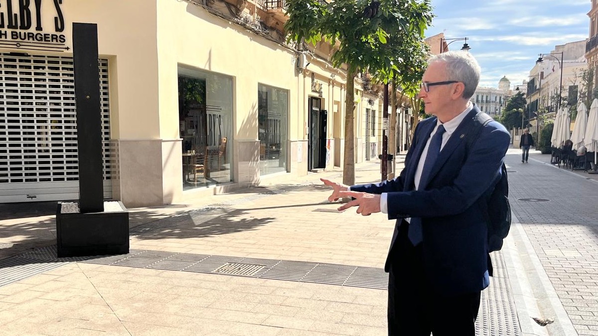 Tasende, junto al mupi que desorienta a personas con discapacidad visual