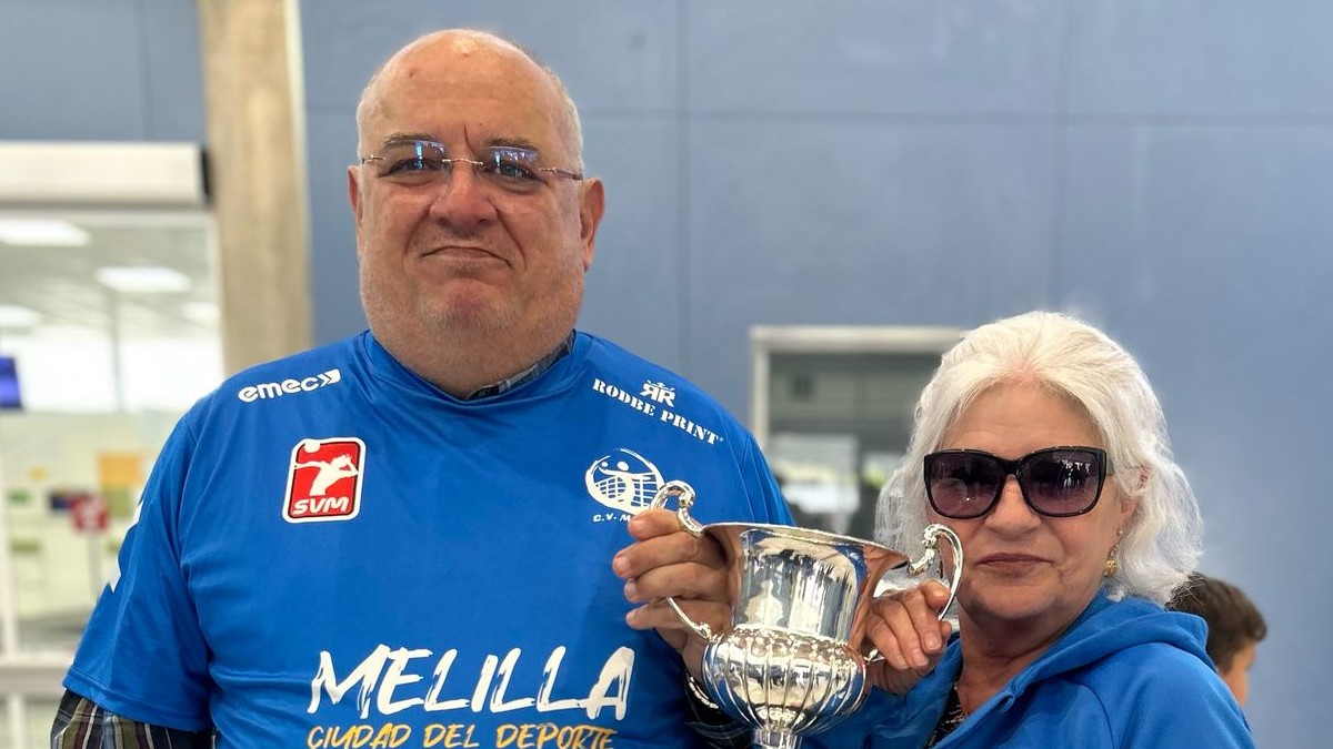 Emilio Buendía y su esposa, con el trofeo de las campeonas del CV Melilla