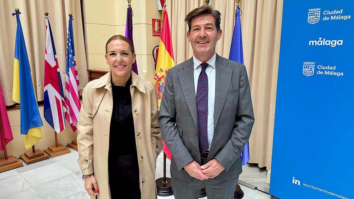 Patricia Rueda y Antonio Alcázar tras la rueda de prensa hoy en Ayuntamiento de Málaga