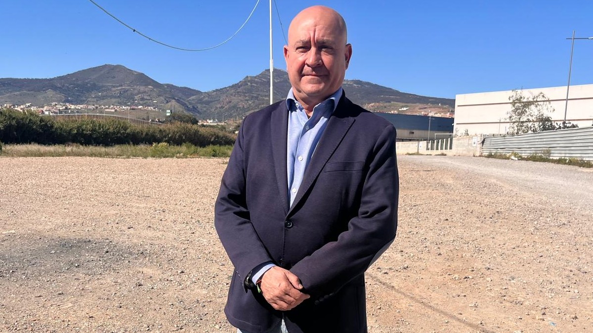 Javier Diego en los terrenos de la OPE, frente a la frontera