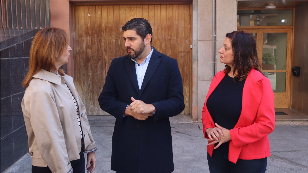 Alejandro Nolasco, junto a las concejales Elena Fernández y Verónica Luz