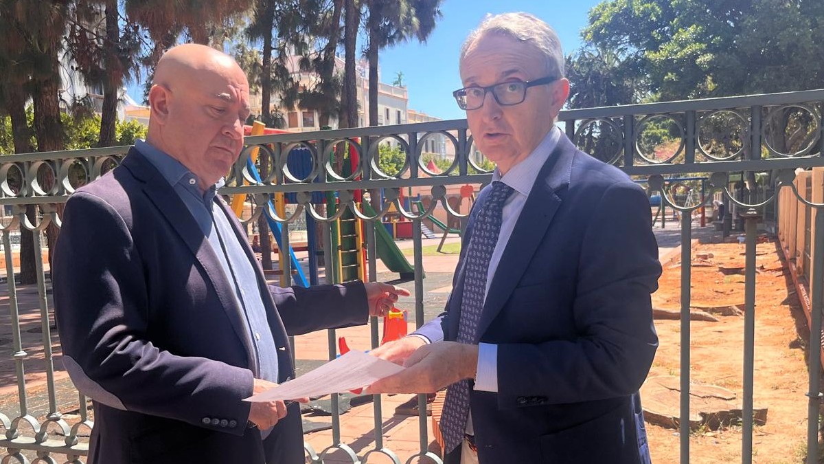 Diego y Tasende, en la zona del Parque Hernández donde se talaron los ficus