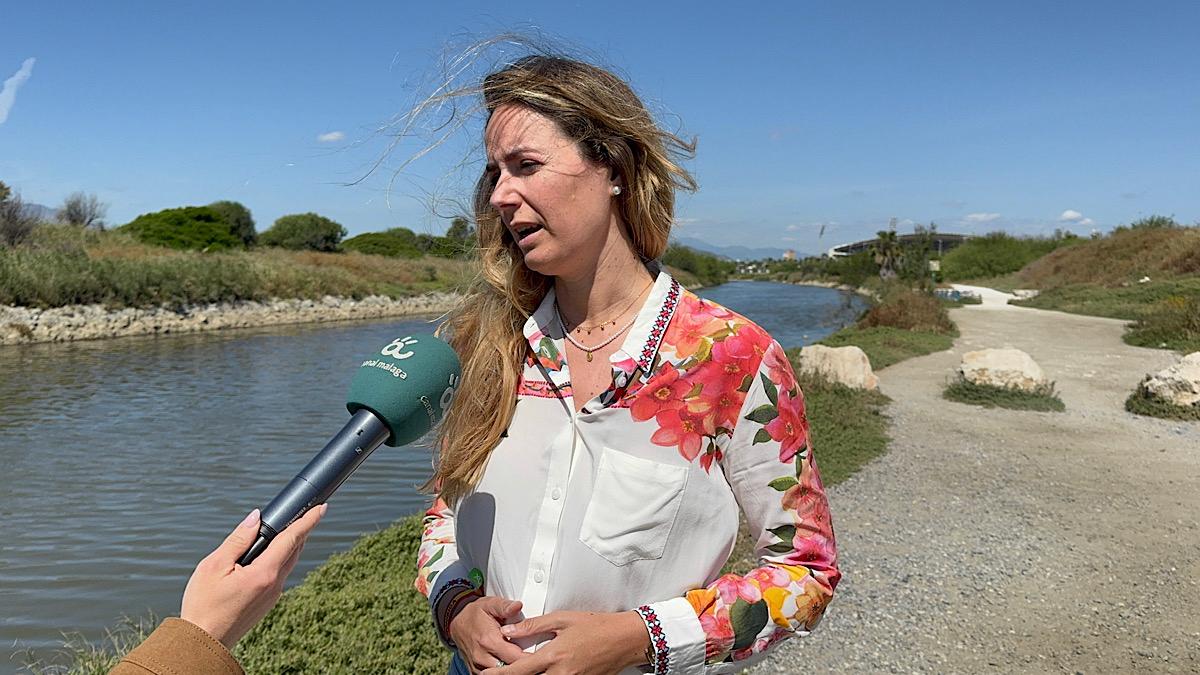 Yolanda Gómez, durante la rueda de prensa junto a la desembocadura del Guadalhorce en Sacaba