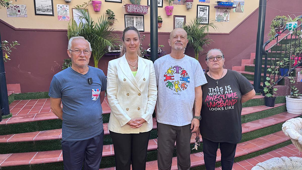 Yolanda Gómez junto a vecinos de Los Corralones de la Trinidad