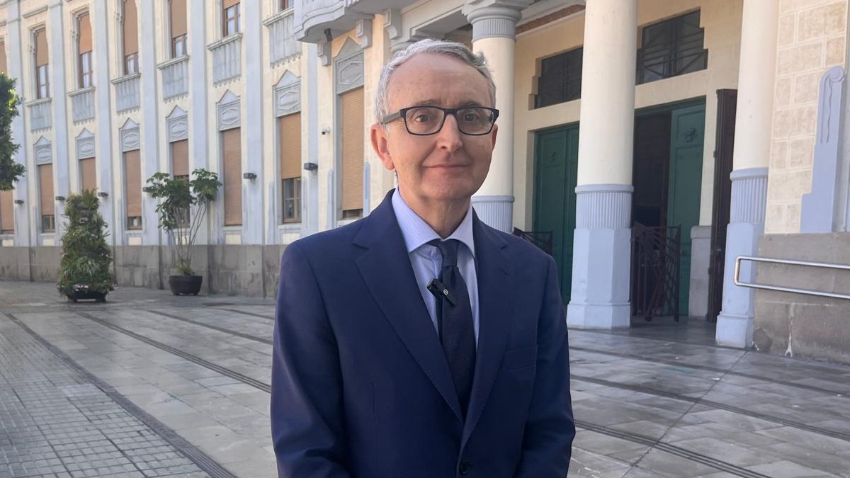 José Miguel Tasende, frente a la Asamblea de Melilla