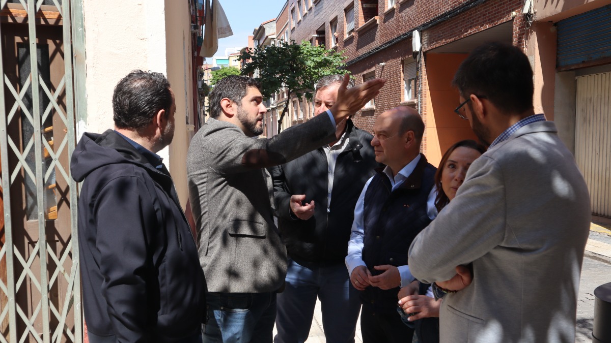 Alejandro Nolasco y los diputados de VOX, en la calle Montañés