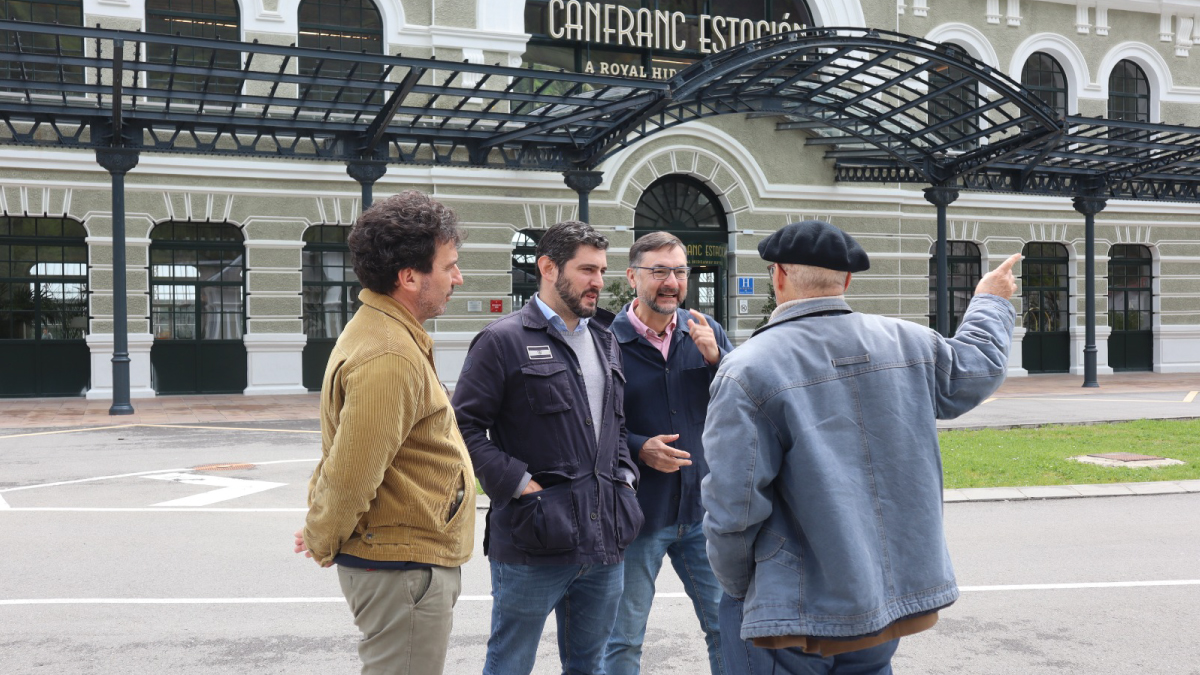 Alejandro Nolasco, Carlos Bermejo y Fermín Civiac, en la Estación de Canfranc