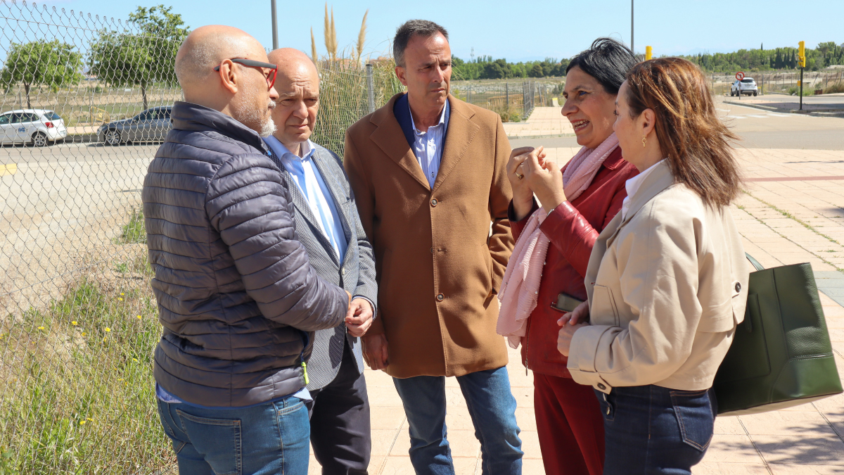 Los representantes de VOX, junto a una vecina en Arcosur