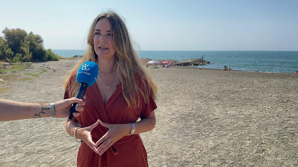 Yolanda Gómez durante la rueda de prensa en la playa de Guadalmar
