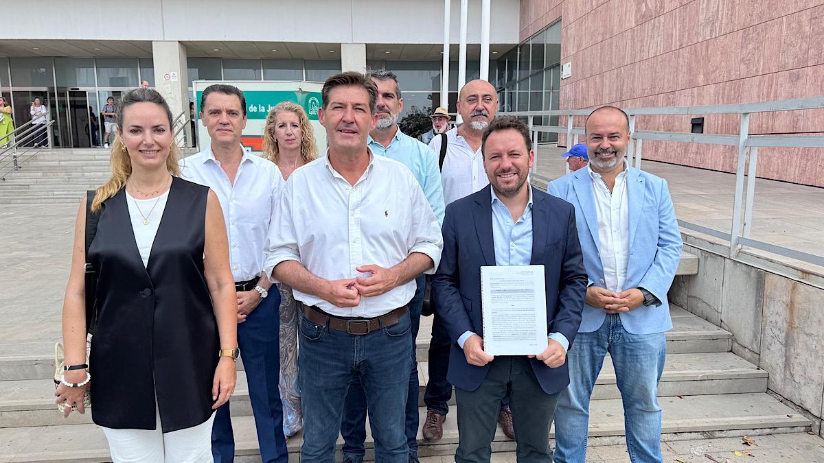 Miembros del equipo de VOX a las puertas de los juzgados de Málaga