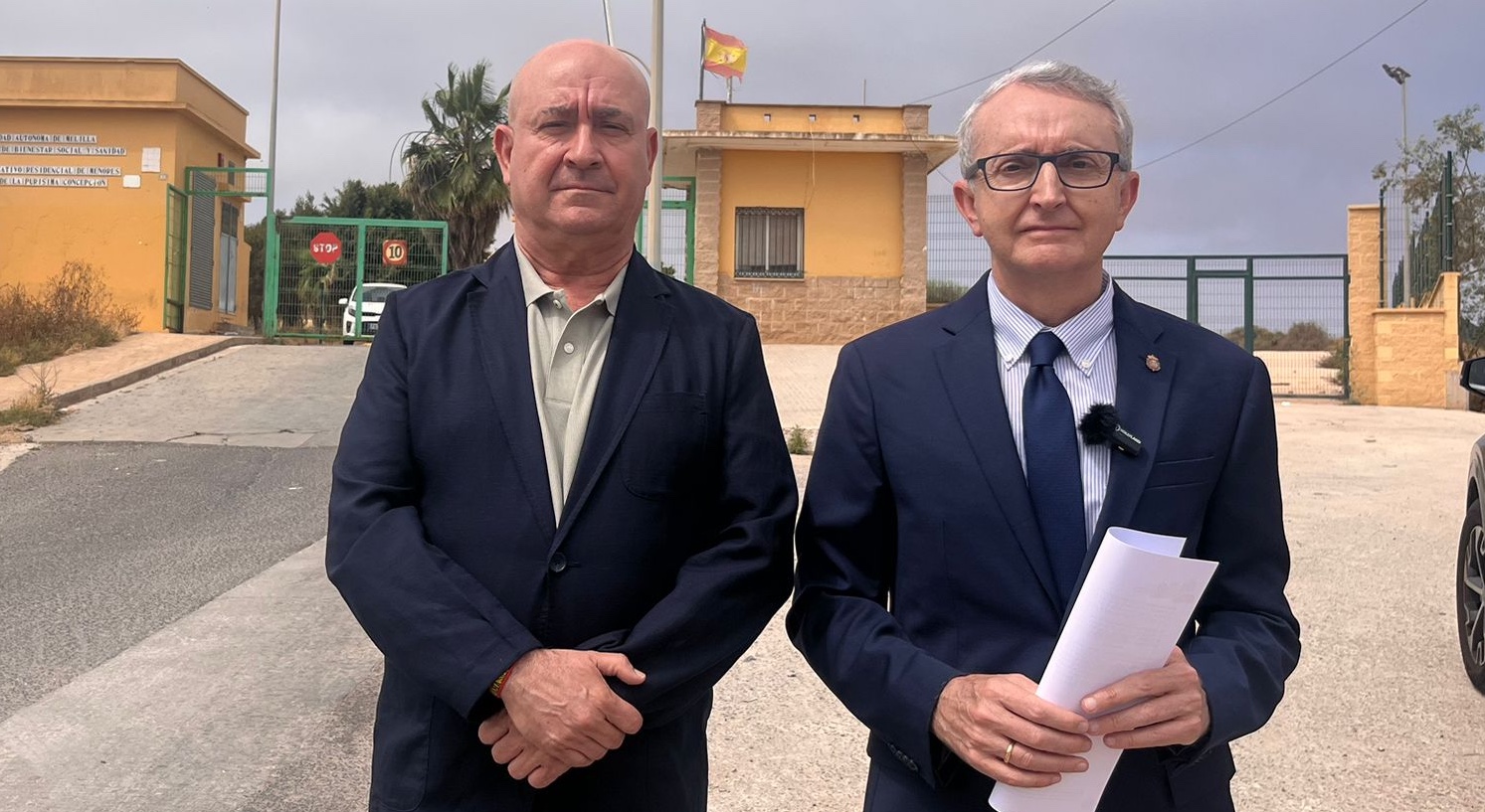 Javier Diego y Tasende frente al centro de menas La Purísima