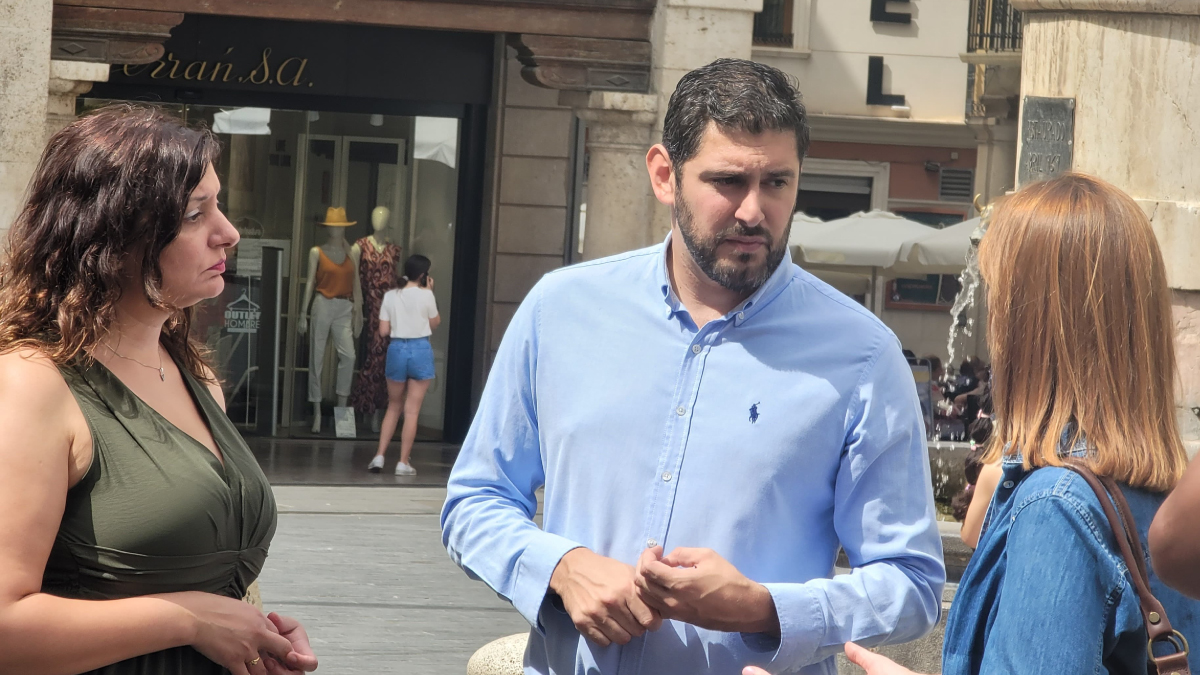 Alejandro Nolasco, junto con las concejales Elena Fernández y Verónica Luz
