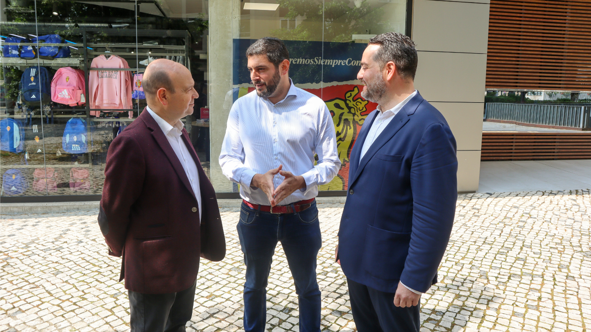 Alejandro Nolasco, junto a los diputados Santiago Morón y David Arranz