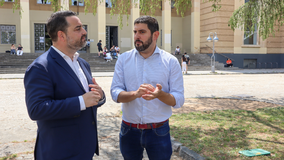 Alejandro Nolasco, junto al diputado David Arranz