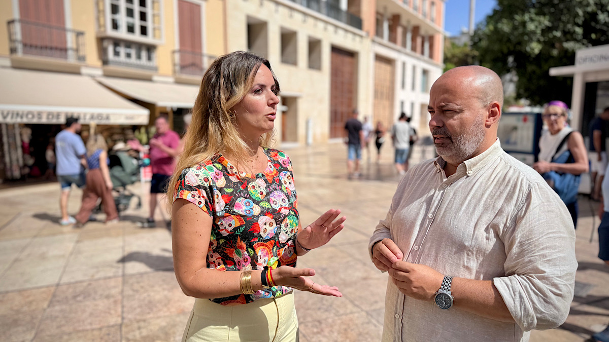 Yolanda Gómez y José Miguel Gutiérrez junto a una de la Oficinas de Turismo en calle Alcazabilla