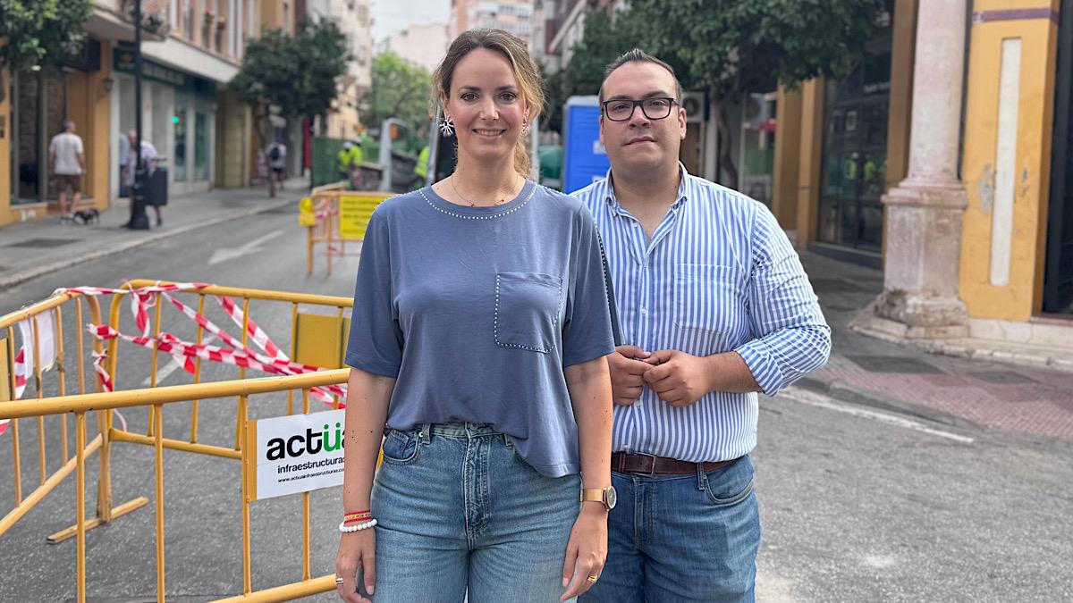 Yolanda Gómez junto a las obras en calle Victoria