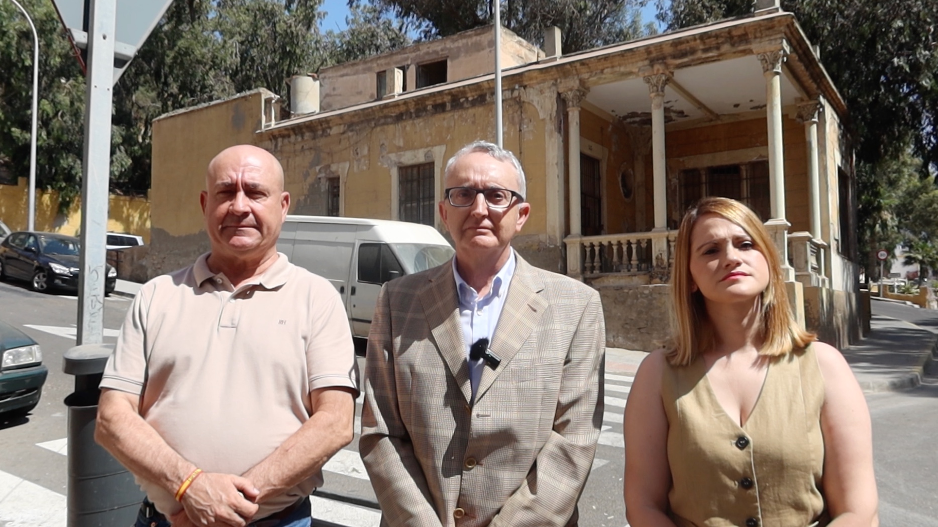 Javier Diego,. Tasende y Noelia Salvador, frente a la Casa del Capellán