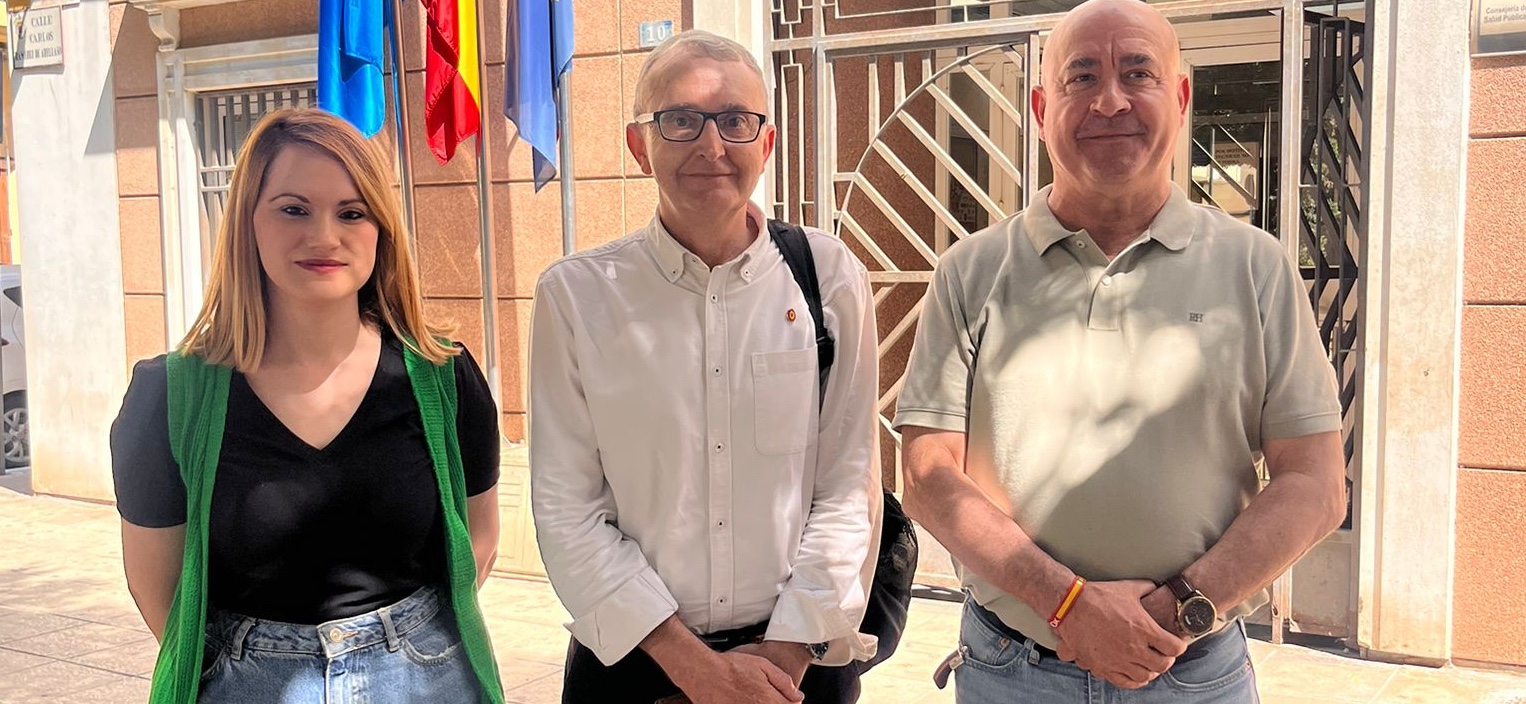 José Miguel Tasende y miembros de VOX Melilla, junto a la Consejeria de Políticas Sociales