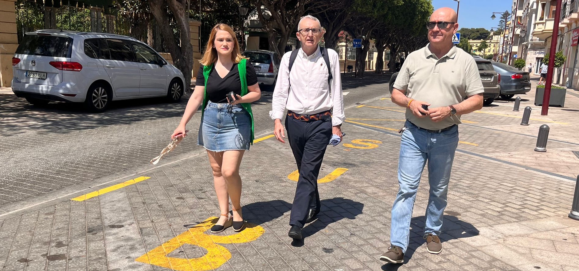 Miembros de VOX Melilla junto a Tasende, en la parada de la COA de General Marina