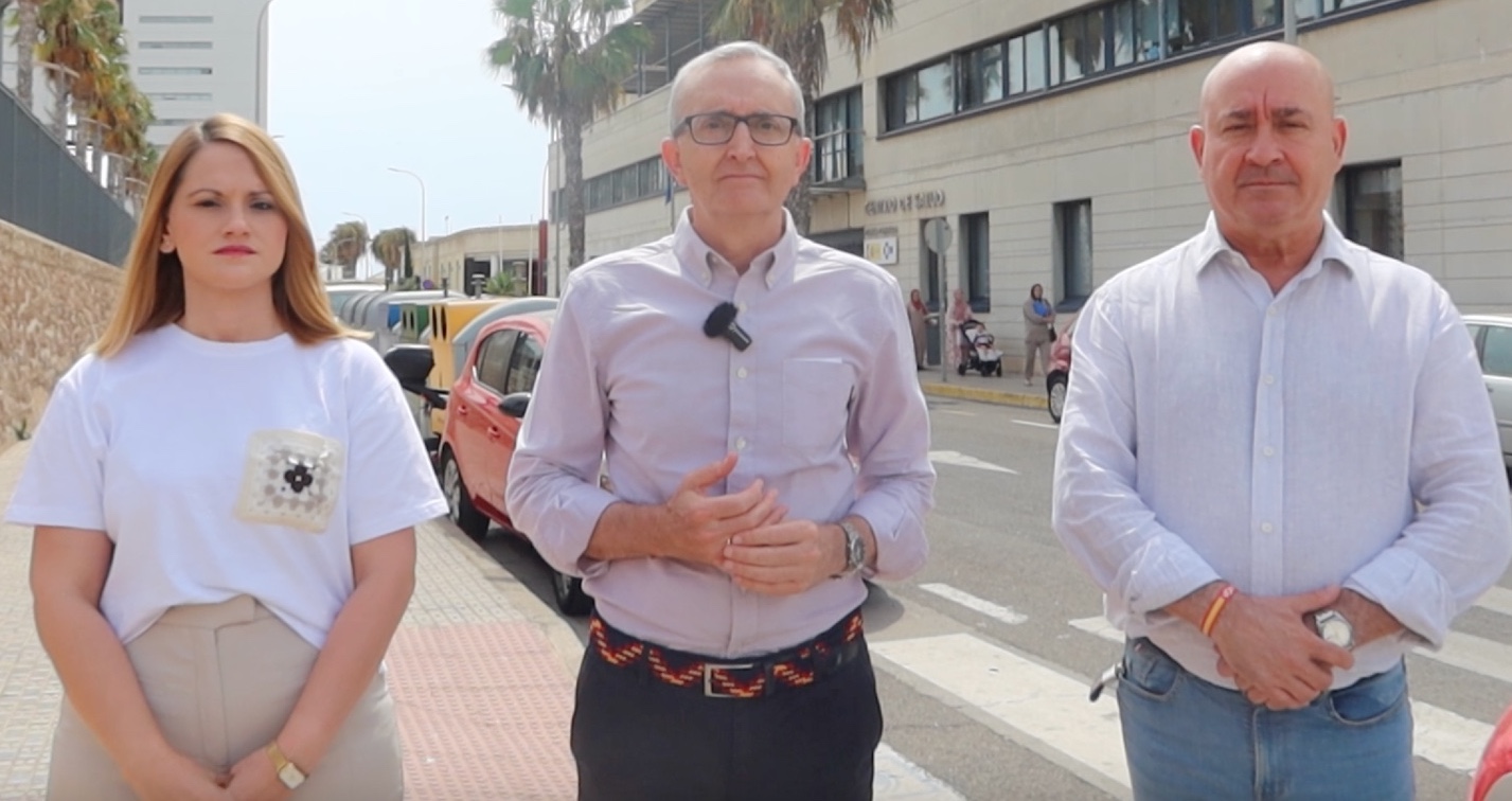 Noelia Salvador, Tasende y Javier Diego, junto al centro de salud Zona Centro