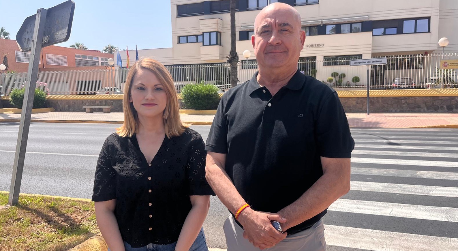 Noelia Salvador y Javier Diego, frente a la Delegacion, tras el cierre de la aduana