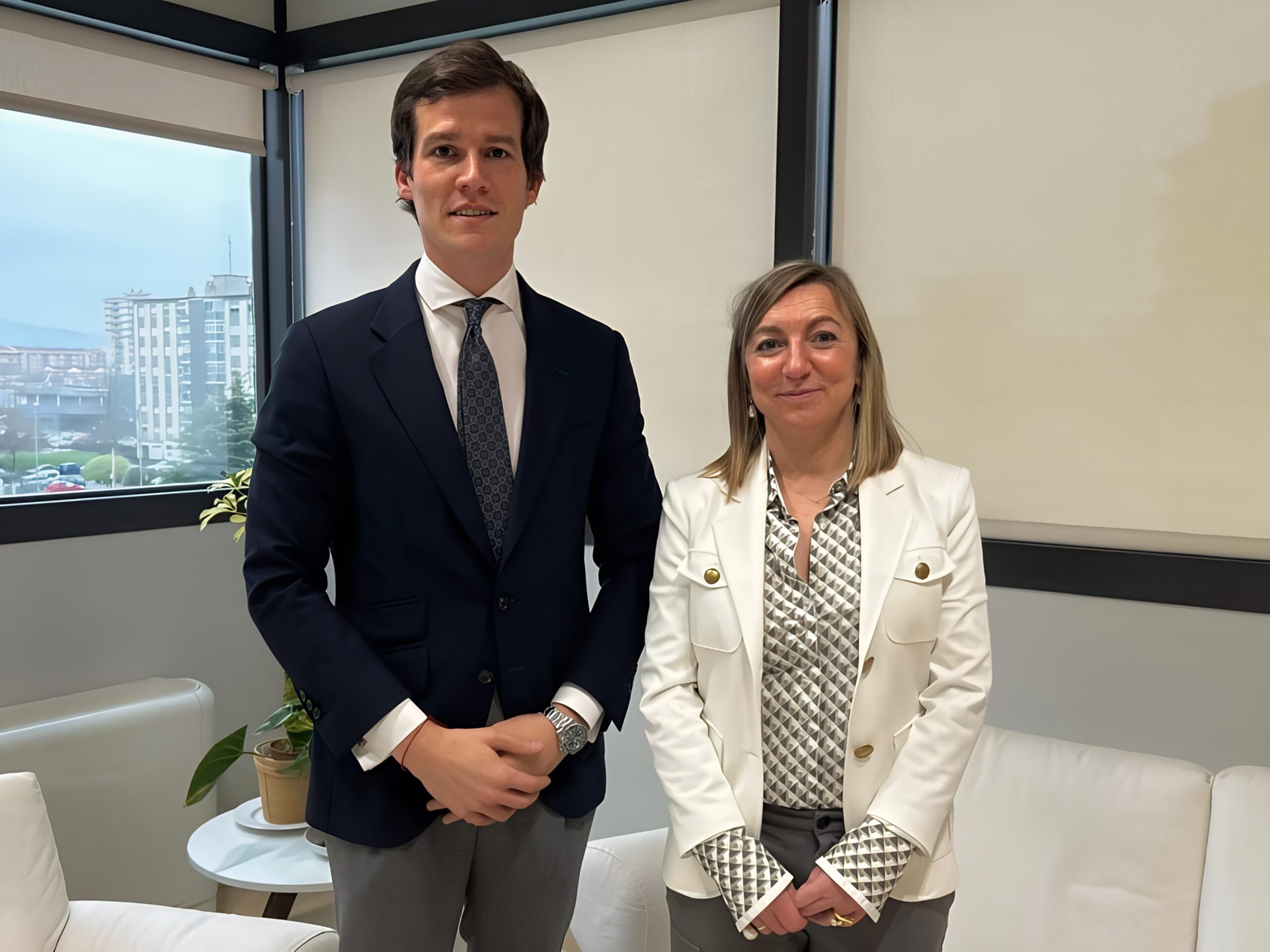 Ángel Alda Pérez y la rectora de la Universidad de La Rioja