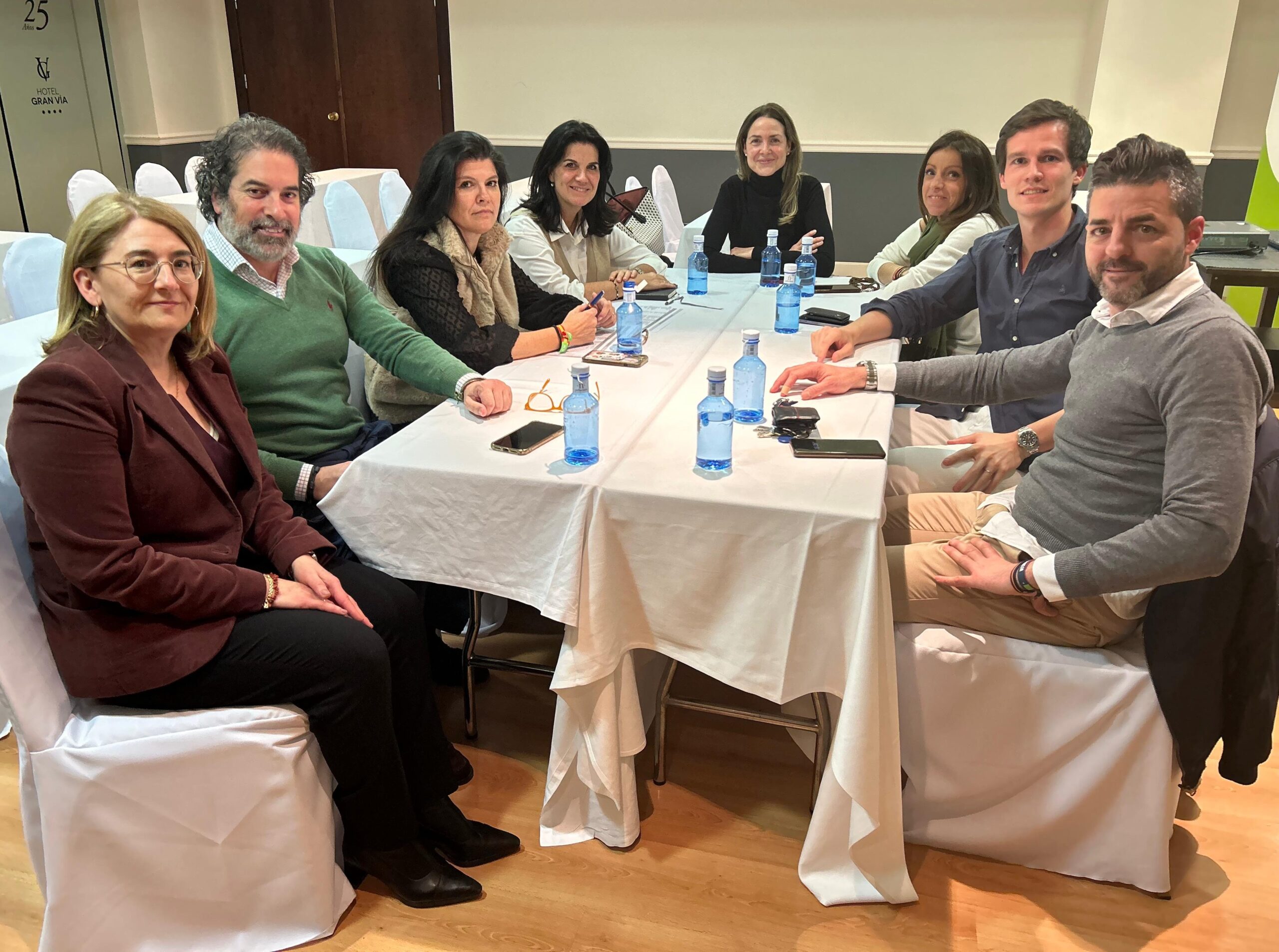 María Ruiz, con el comité ejecutivo provincial de VOX La Rioja