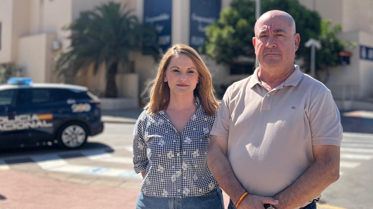 Javier Diego y Noelia Salvador, junto a la Comisaría de la Policía Nacional
