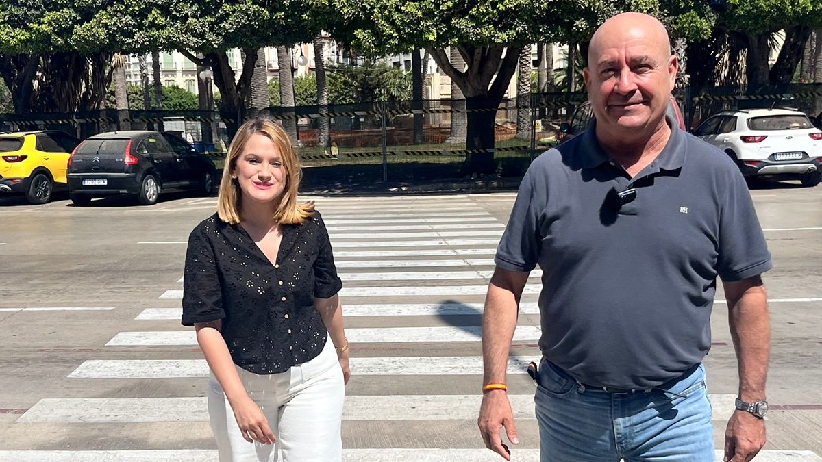 Noelia Salvador y Javier Diego, frente a la Plaza de España