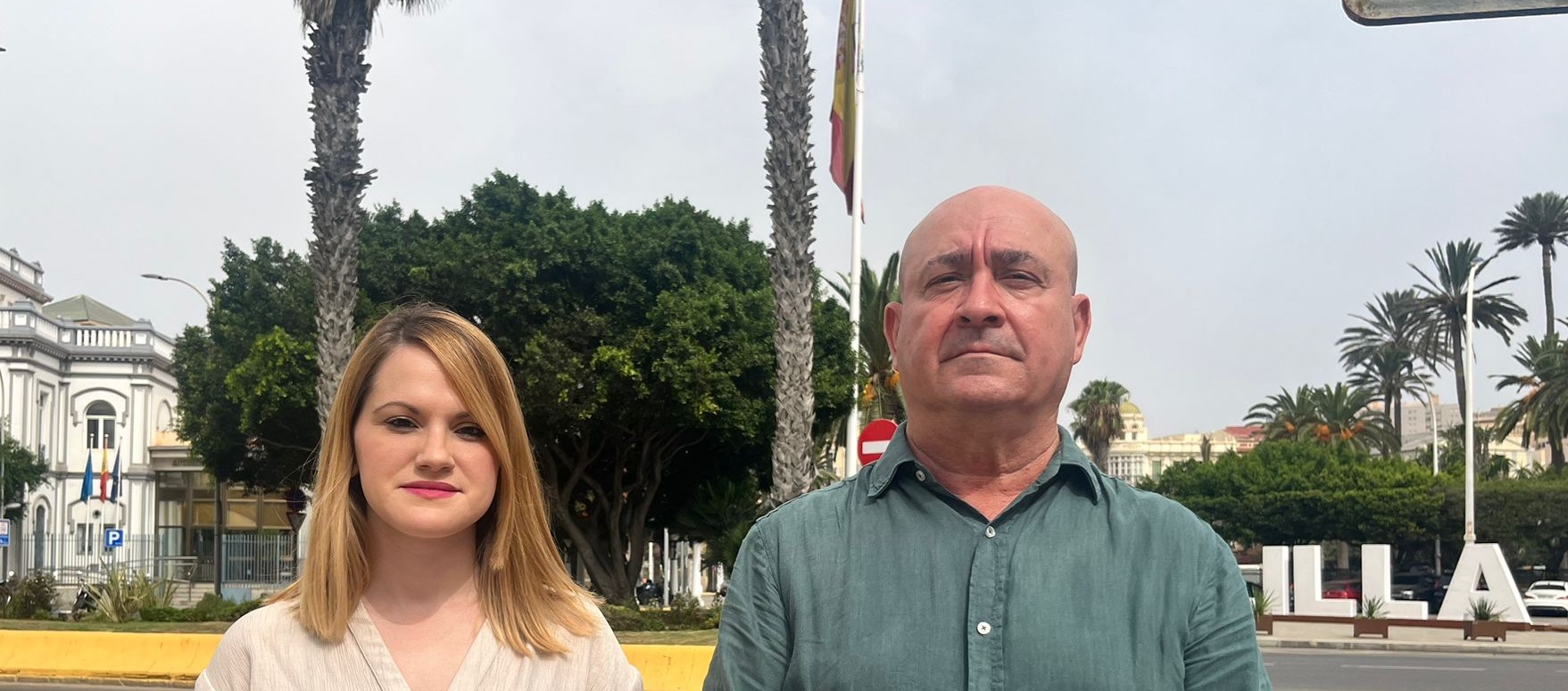 Noelia Salvador y Javier Diego, frente a la Plaza de España