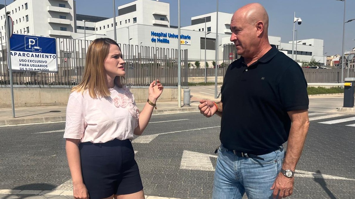 Noelia Salvador y Javier Diego, frente al nuevo hospital