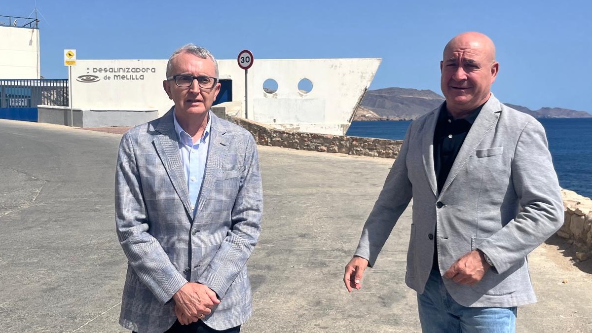 Tasende y Diego en la desaladora de Melilla