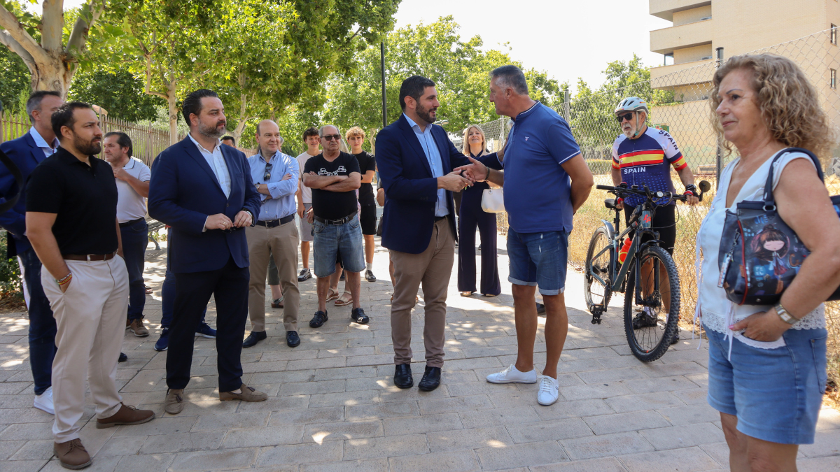 Alejandro Nolasco, en Avenida Cataluña junto a vecinos