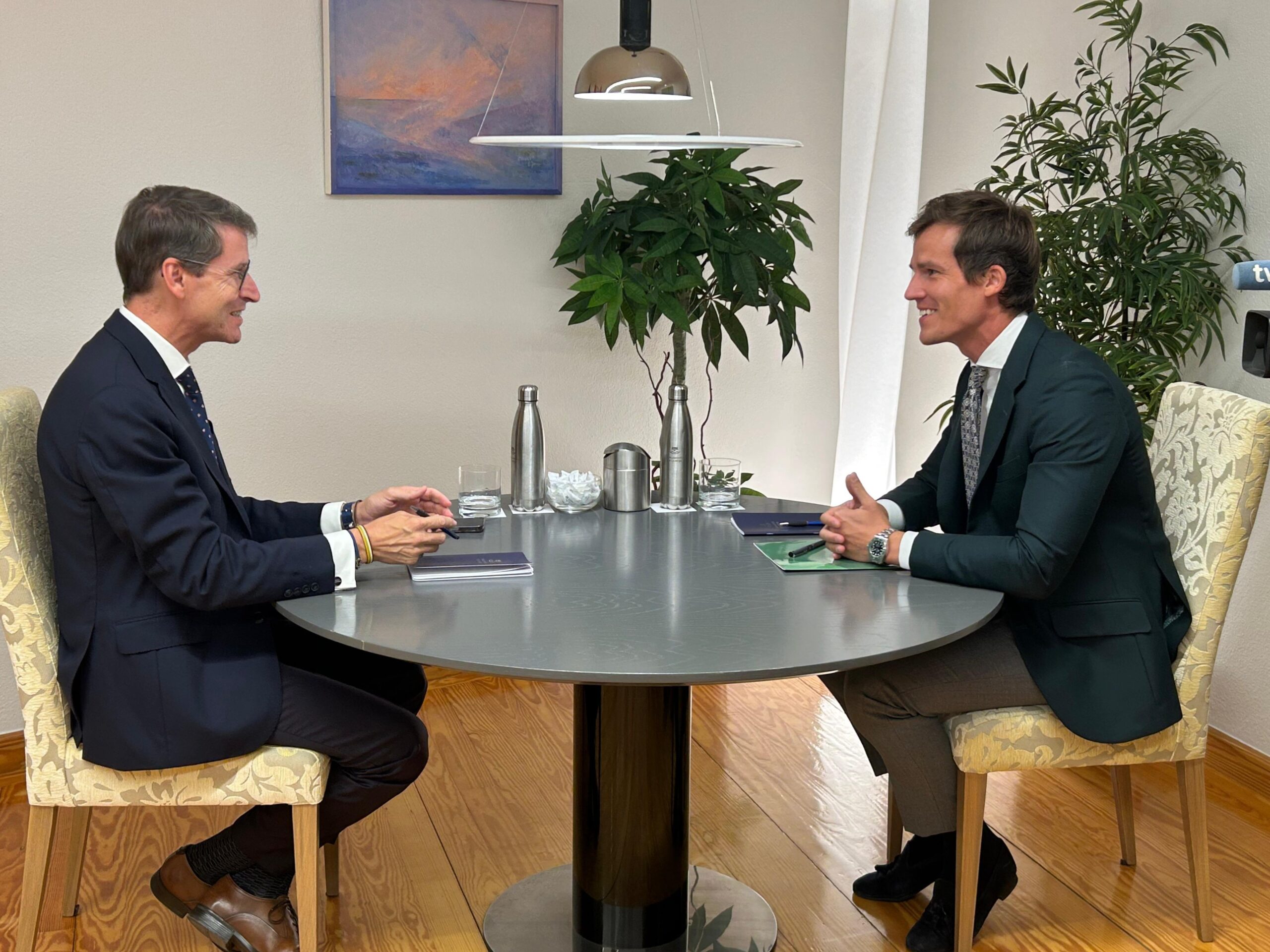 El presidente del Gobierno de La Rioja y Ángel Alda.