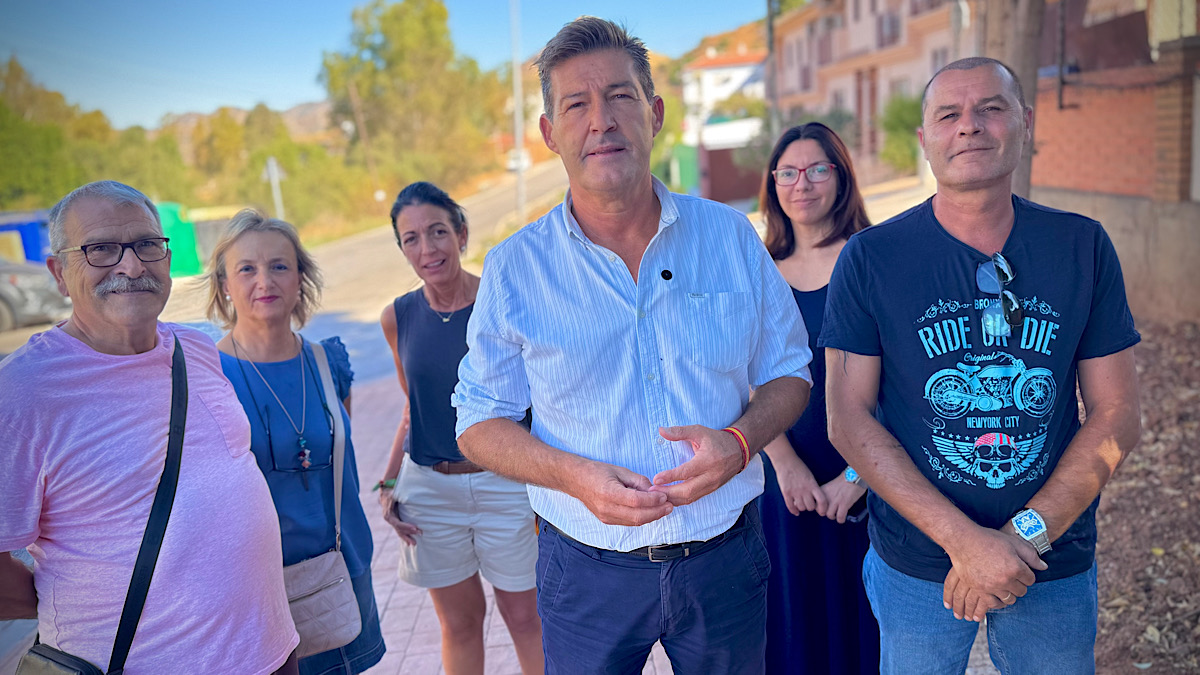 Antonio Alcázar junto a vecinos de Junta de los Caminos