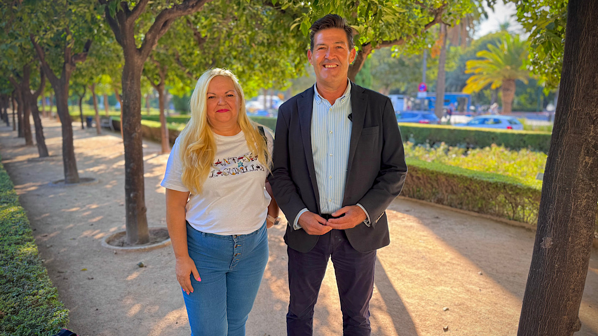 Antonio Alcázar, portavoz del Grupo Municipal VOX Málaga y Araceli Caracule, miembro de la Asociación Fantasía de Lagunillas