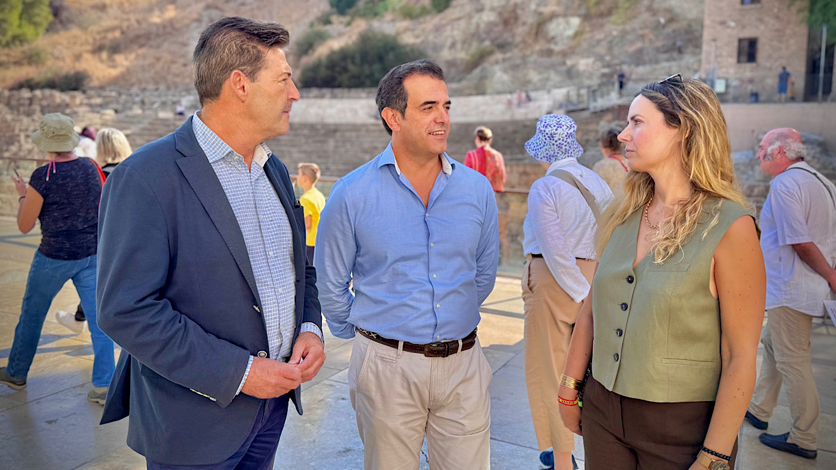 Antonio Alcázar, Antonio Sevilla y Yolanda Gómez junto a La Alcazaba de Málaga