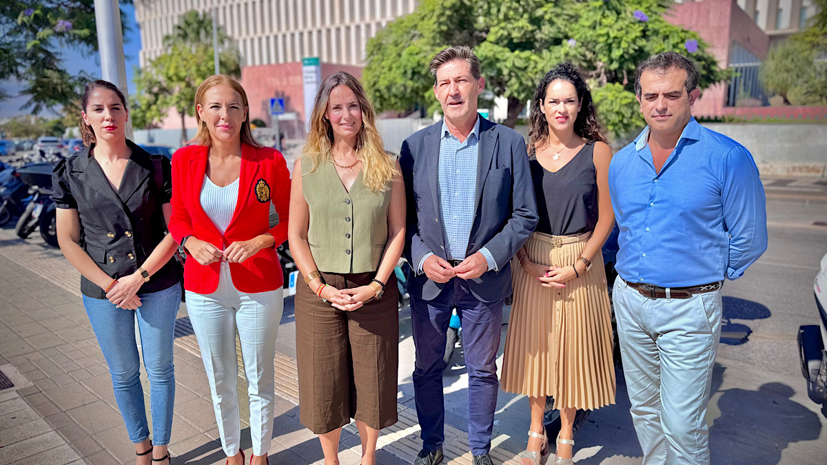 Yolanda Gómez rodeada de compañeros de VOX Málaga previamente a la reda de prensa