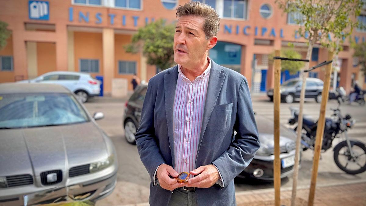 Antonio Alcázar, a las puertas del Instituto Municipal de la Vivienda