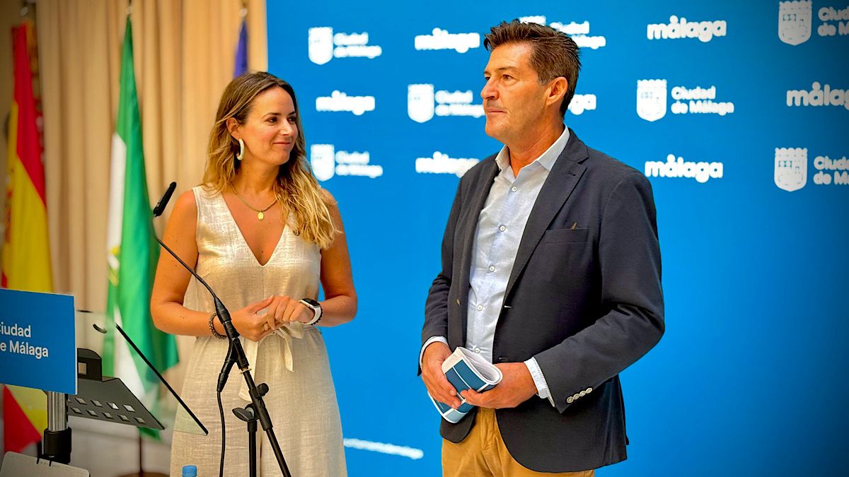 Yolanda Gómez y Antonio Alcázar previamente a la rueda de prensa al Pleno de mañana