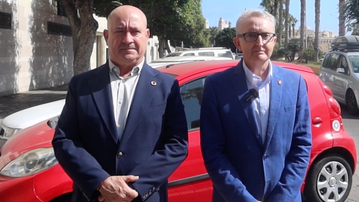 Javier Diego y José Miguel Tasende, criticando al PP