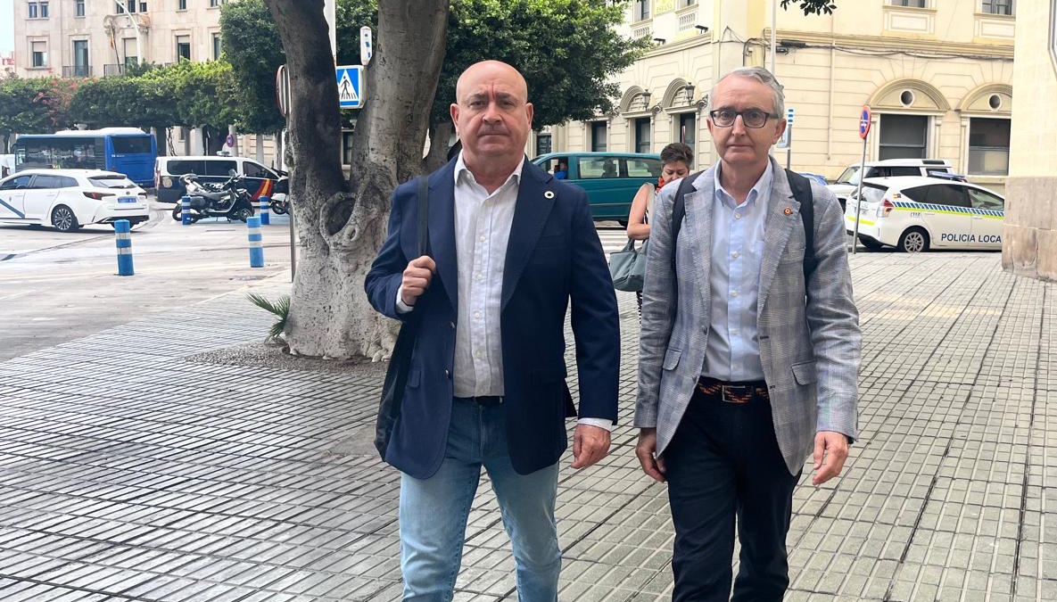 Javier Diego y José Miguel Tasende, junto a la Asamblea