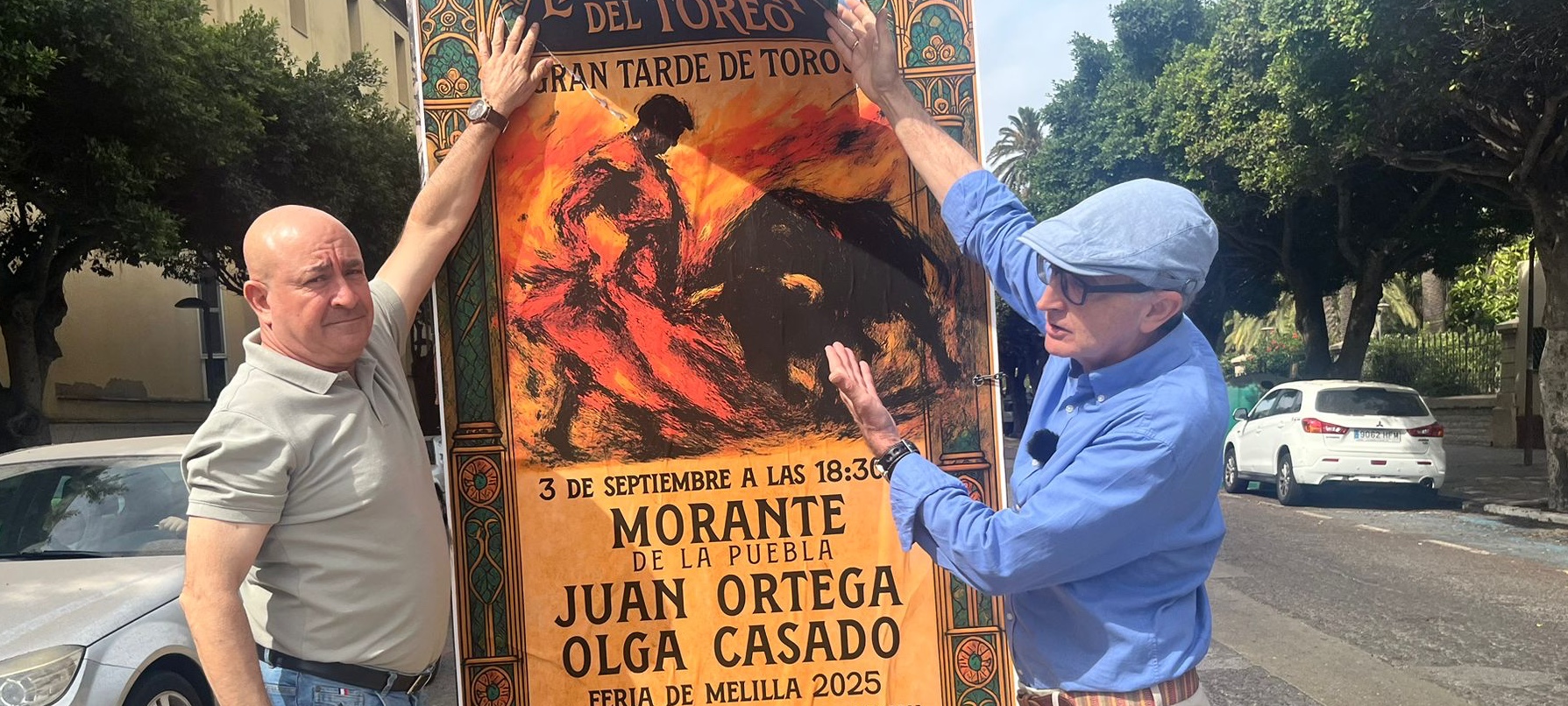Javier Diego y José Miguel Tasende, junto a un cartel de la tarde de toros