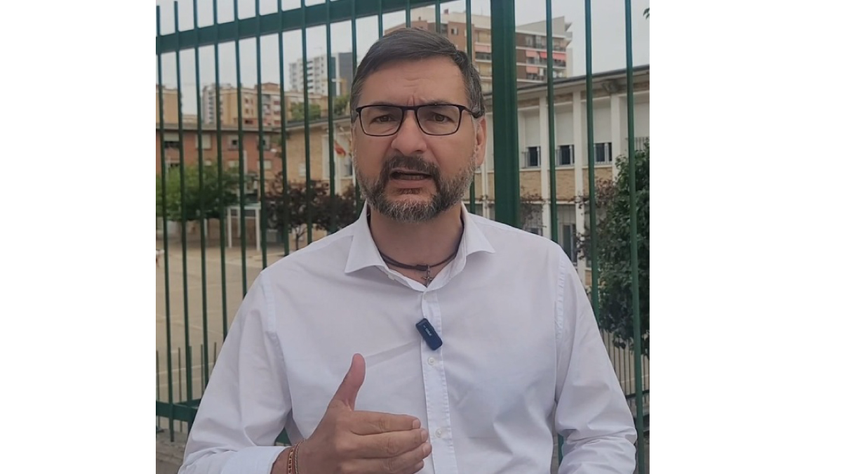 Fermín Civiac, junto a un colegio