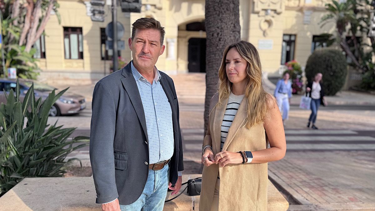Antonio Alcázar y Yolanda Gómez a las puertas del Ayuntamiento de Málaga