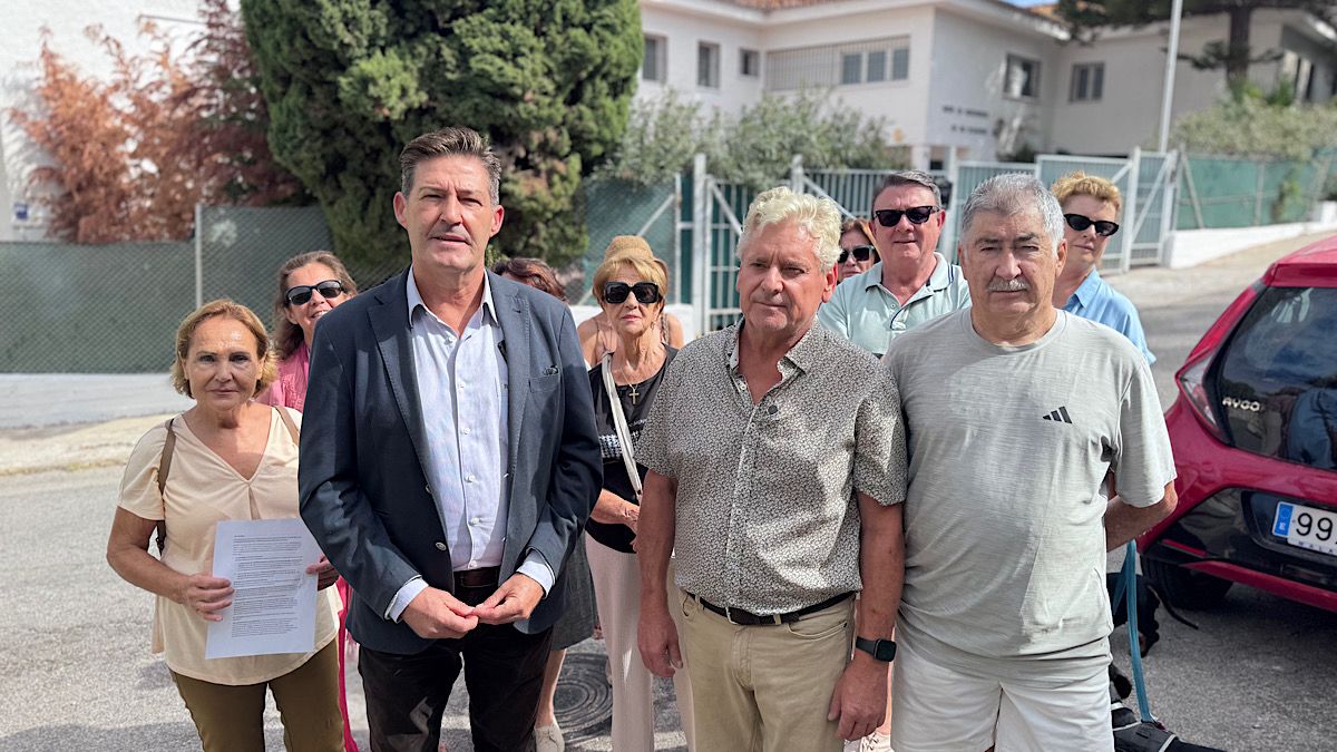 Antonio Alcázar junto a los vecinos de El Olivar a las puertas del CIMI