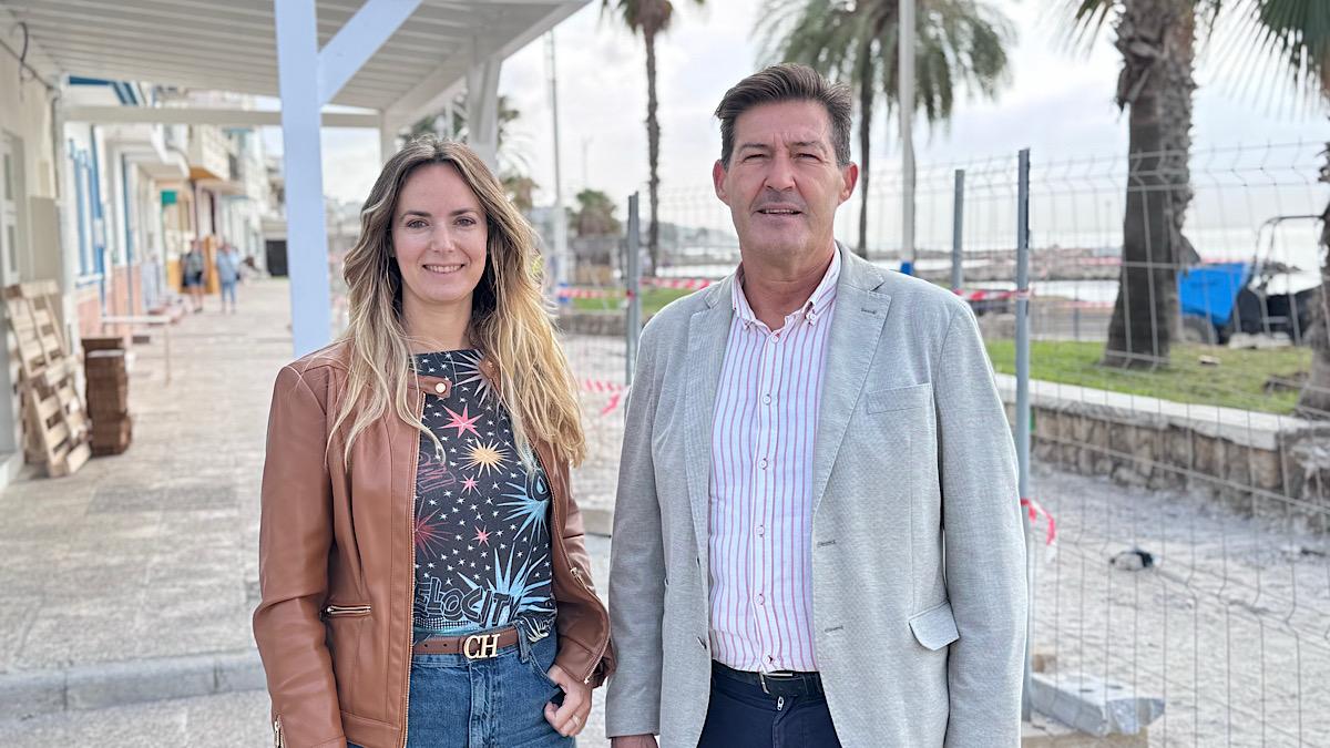 Antonio Alcázar y Yolanda Gómez, en el paseo marítimo de Pedregalejo