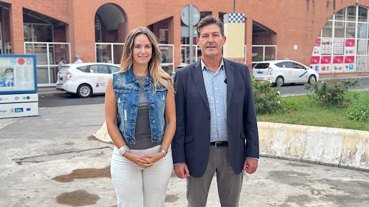 Antonio Alcázar y Yolanda Gómez en la estación de autobuses de Málaga