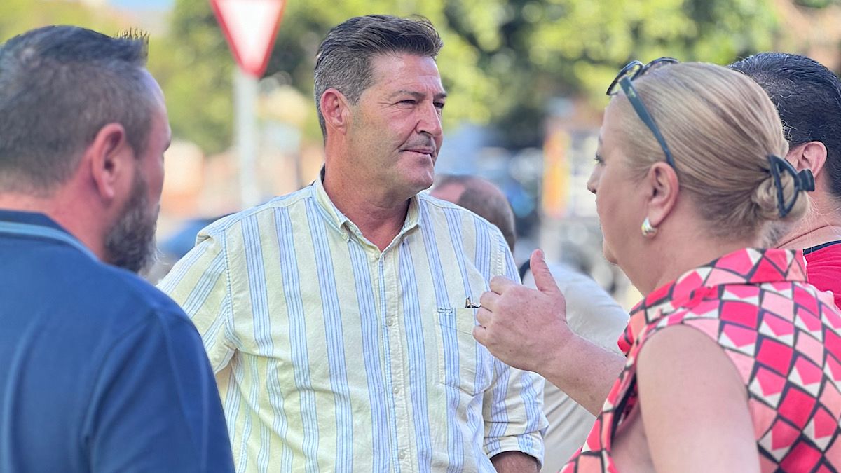 Antonio Alcázar conversando con vecinos de CiudadJardín
